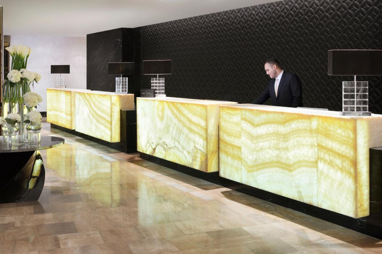 InterContinental Regency Bahrain, an IHG Hotel Manama Exterior foto A hotel reception desk