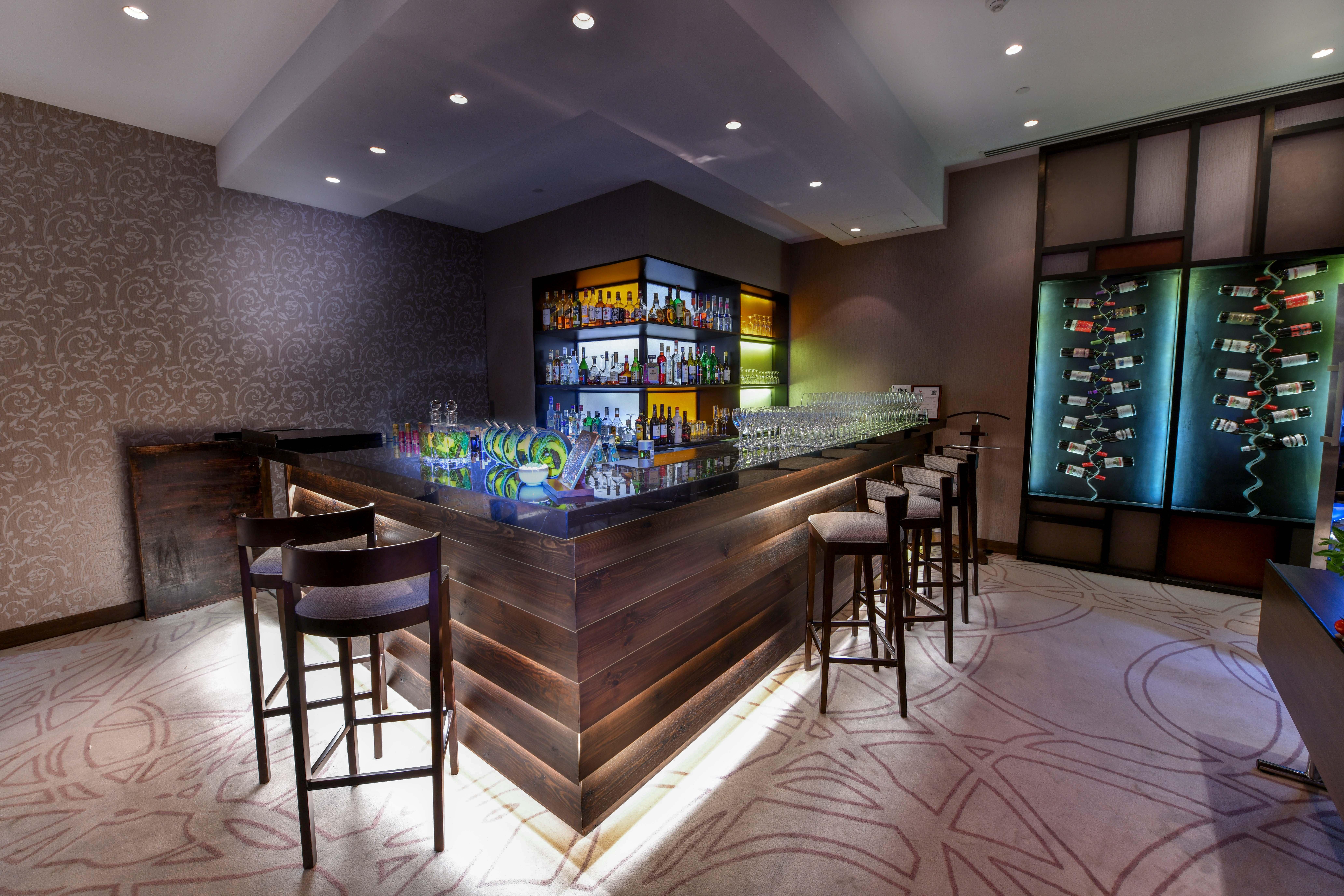 InterContinental Regency Bahrain, an IHG Hotel Manama Exterior foto The bar at the lounge
