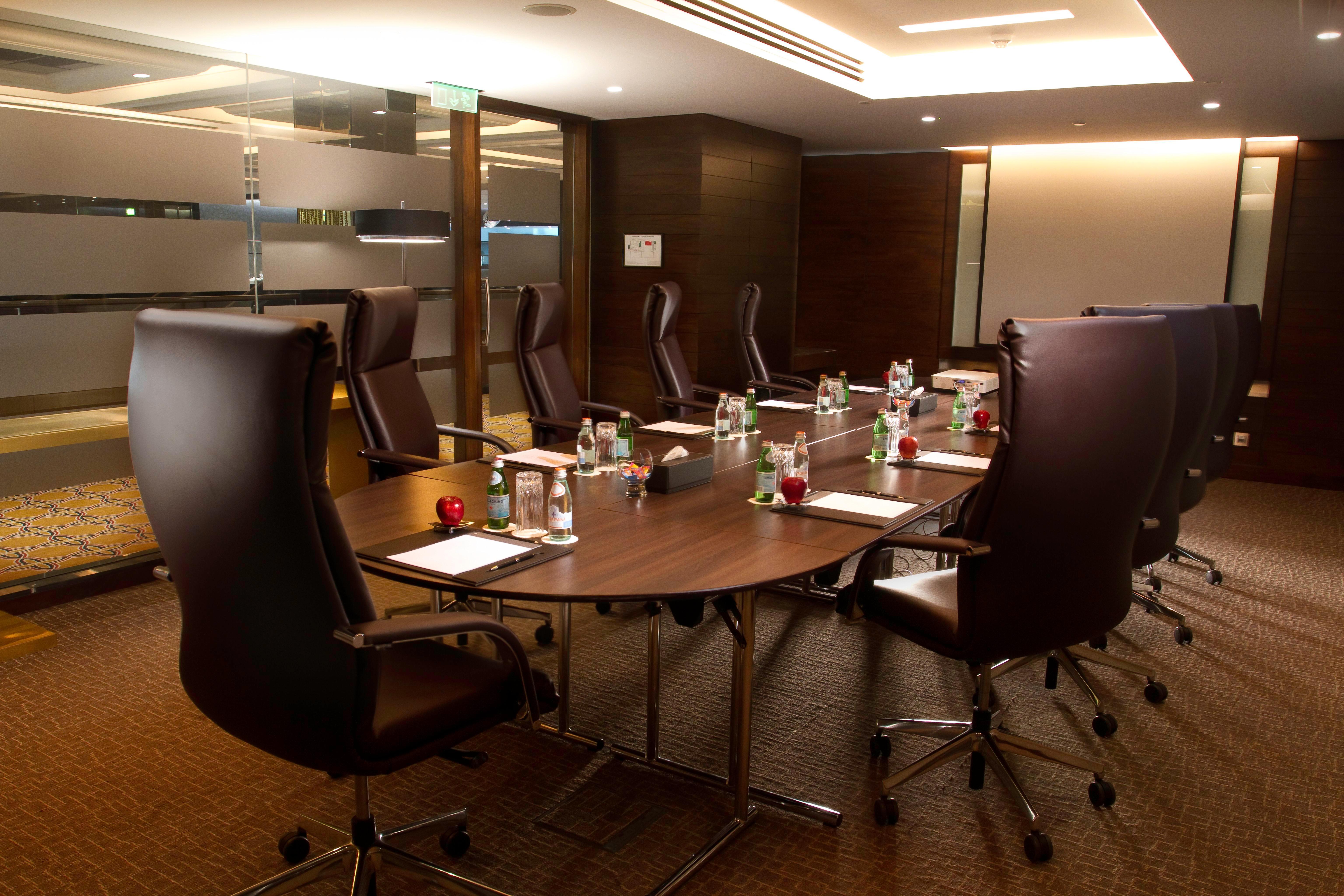 InterContinental Regency Bahrain, an IHG Hotel Manama Exterior foto A boardroom at a hotel