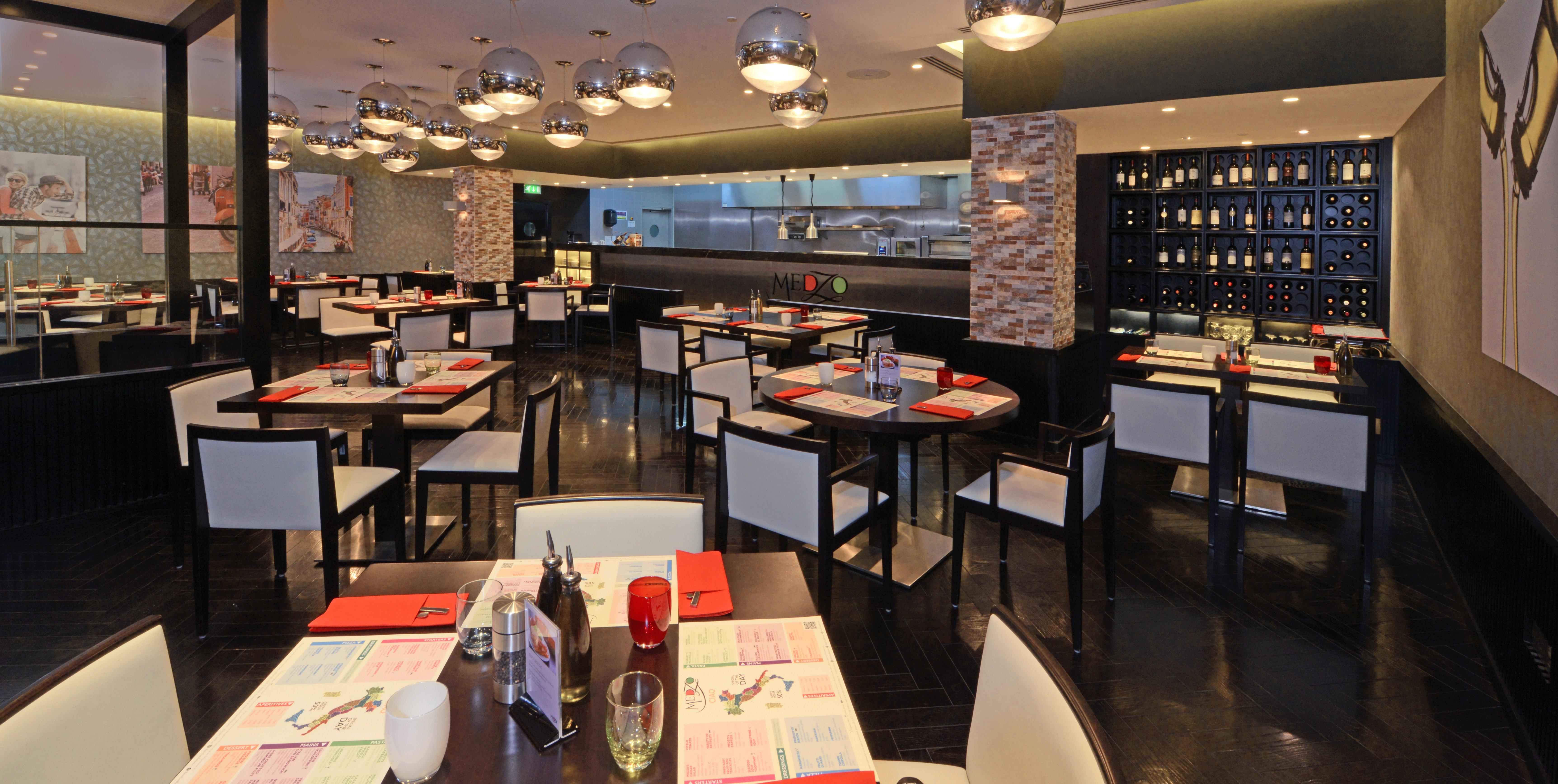 InterContinental Regency Bahrain, an IHG Hotel Manama Exterior foto Interior of a restaurant in Paris