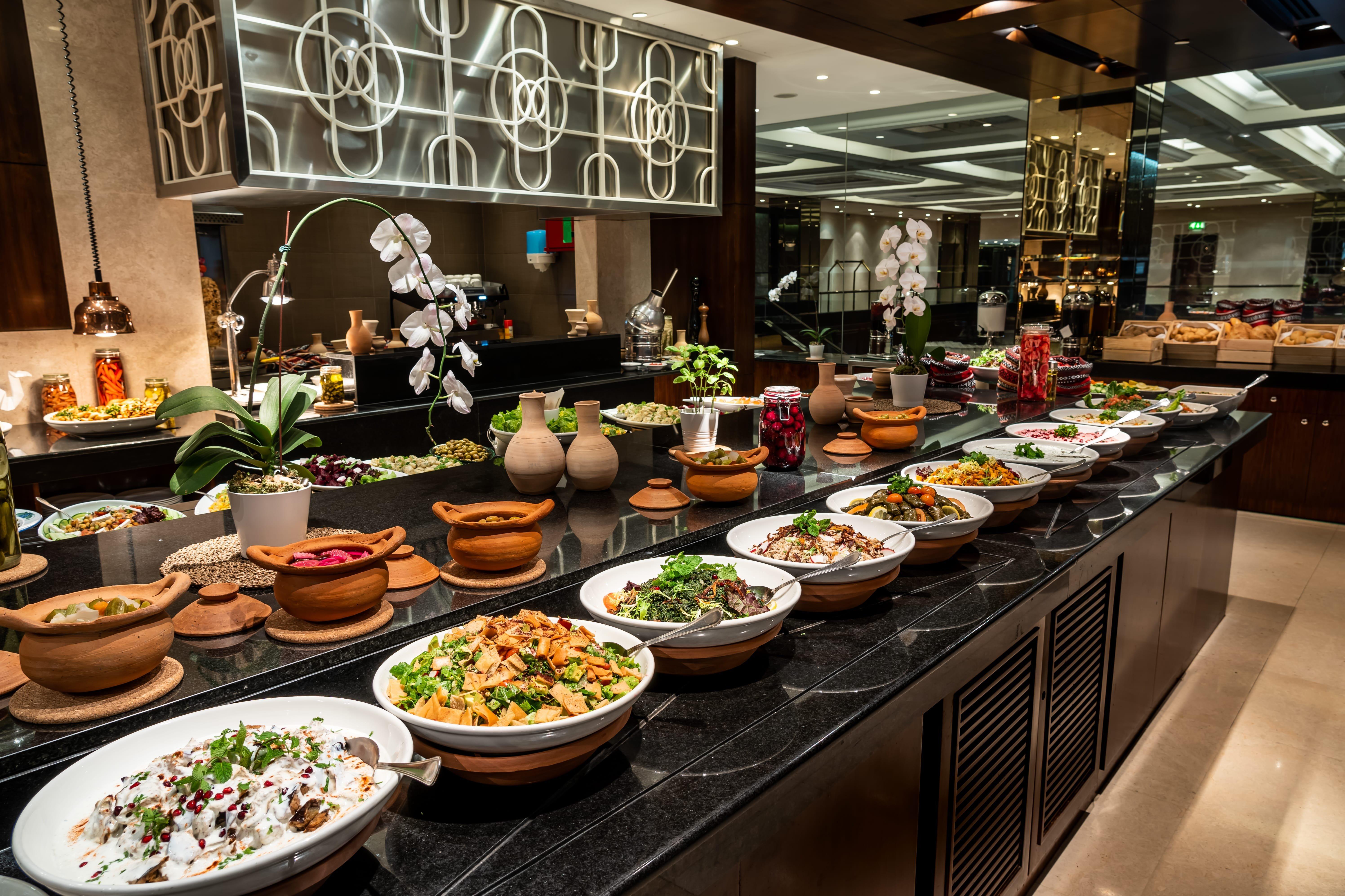 InterContinental Regency Bahrain, an IHG Hotel Manama Exterior foto A buffet at a hotel